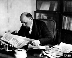 სახალხო კომისართა საბჭოს თავმჯდომარე ვ. ლენინი კითხულობს "პრავდას"
