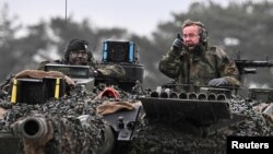 Njemački ministar odbrane Boris Pistorius(desno) na tenku Leopard II koji bi trebali biti isporučeni Ukrajini u tenkovskoj brigadi Lipperland njemačke vojske u Augustdorfu, Njemačka, 1. februara 2023.