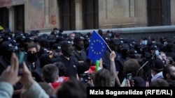 შვიდსაათიანი განხილვის შემდეგ, 19 საათისთვის, საქართველოს პარლამენტმა არ გაიზიარა პრეზიდენტის მოტივირებული შენიშვნები, დაძლია „აგენტების კანონზე“ დადებული ვეტო და 84 ხმით კანონი საბოლოოდ დაამტკიცა. პროცესი საპროტესტო აქციის ფონზე წარიმართა.