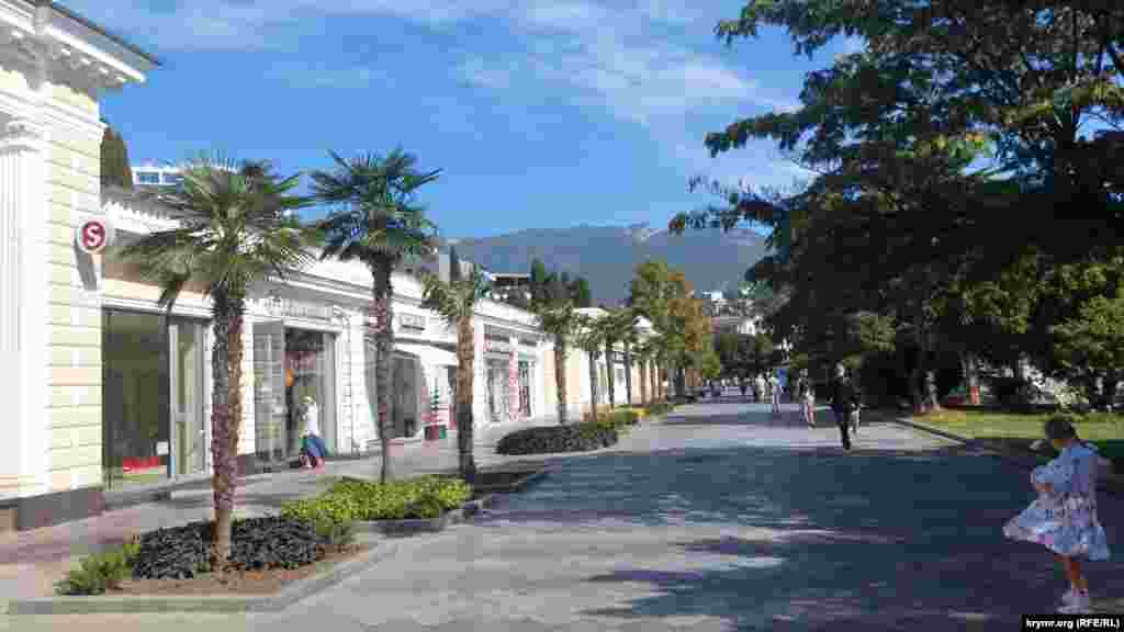 Набережная Ялты – «сердце» курортного города. В прошлые годы здесь было многолюдно, однако сейчас прогуливающихся туристов можно пересчитать по пальцам