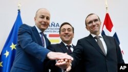 Šefovi diplomatije Norveške, Španije i Irske: Espen Barth Eide (lijevo), Jose Manuel Albares Bueno (u sredini) i Micheal Martin (desno), Brisel, 27. maja 2024.