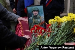 Похороны в Ленинградской области младшего сержанта ВС РФ, убитого на фронте в Украине. 8 июня 2023 года