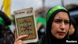 Muslimanka drži svetu knjigu Kuran na ceremoniji obilježavanja Dana Ašure, u Delhiju, Indija, 29. jula 2023.