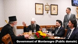 Premijer Dritan Abazović i ministar pravde Marko Kovač sa patrijarhom SPC Porfirijem i mitropolitom MCP Joanikijem, 15. oktobra 2023.