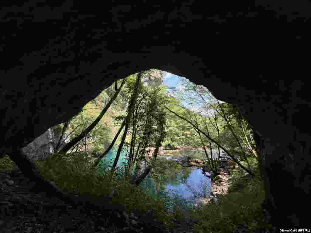 Pogled na Vrelo Une iz pećine. 25. juli 2024. 