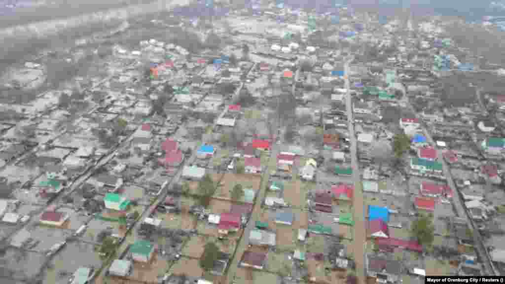 "Prema posljednjim podacima, 2.493 ljudi evakuisano je iz grada Orska, uključujući 797 djece", rekao je neimenovani portparol službi za vanredne situacije, prenio je Tass.