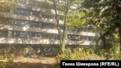 Сградата на ул. "Майор Юрий Гагарин" е оградена и изглежда неизползваема.