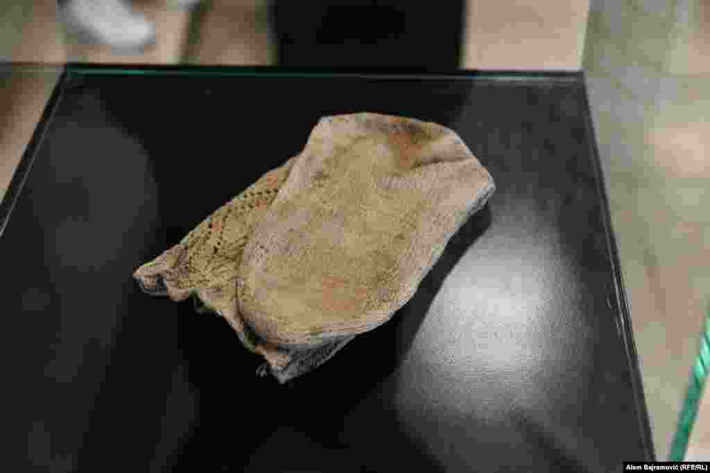 Tokom identifikacije Huse Begovića pronađena je i jedna vunena čarapa, koja je ručni rad njegove supruge Azre. Huso je bio učesnik Marša smrti, puta na koji su krenuli Srebreničani u ljeto 1995. godine kako bi došli do slobodne teritorije, odnosno do Tuzle ili Kladnja. Posljednji put je viđen u blizini Konjević-Polja, a ekshumiran je iz masovne grobnice Kamenica kod Zvornika.