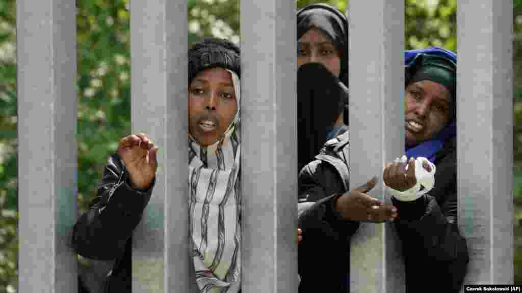 Migrantima je blokiran ulazak u Poljsku metalnim ogradama postavljenim duž granice s Bjelorusijom u Bjelovjeskoj šumi, 29. maja. Poljska kaže da susjedna Bjelorusija i njen glavni pobornik Rusija stoje iza porasta broja migranata iz Bjelorusije prema Evropskoj uniji u pokušaju stvaranja krize.  