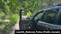 პოლიციამ გამოაქვეყნა შემთხვევის ადგილზე გადაღებული იმ ავტომობილის ფოტო, რომელშიც სროლის დროს ცოლ-ქმარი აიდოს და ნატალია სადიყოვები ისხდნენ. 18 ივნისი, 2024 წელი, კიევი