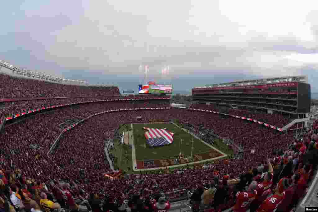 Levi's Stadium, სან ფრანცისკო, აშშ რა გასაკვირია, რომ სილიკონის ველზე მდებარე Levi's Stadium-ი მსოფლიოში ერთ-ერთი ყველაზე თანამედროვე და ტექნიკურად მოწინავე სპორტული არენაა. მას შეუძლია „კლასში საუკეთესო“ ინტერნეტაღჭურვილობით დაიკვეხნოს. ის არის პირველი სტადიონი NFL-ში, რომელიც ფლობს US Green Building Council-ის ორ LEED Gold სერტიფიკატს.