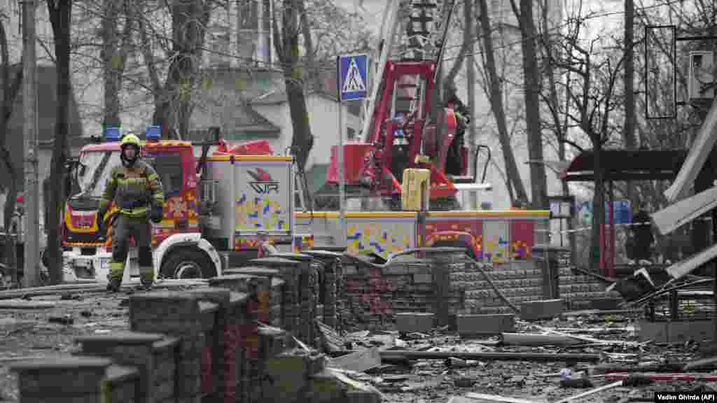 Vatrogasac stoji među krhotinama nakon raketnog napada. Novinari AFP-a izvijestili su o desetak velikih eksplozija. Ukrajinske snage protuzračne obrane oborile su "oko tri desetine neprijateljskih projektila, uključujući balističke projektile, iznad Kijeva i u blizini glavnog grada", objavila je gradska vojna uprava na Telegramu, dodajući da je napad trajao tri sata.