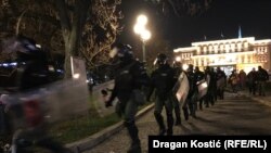 Upad u Skupštinu Beograda, suzavac i Žandarmerija na protestu opozicije 