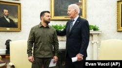 Владимир Зеленский (слева) и Джо Байден