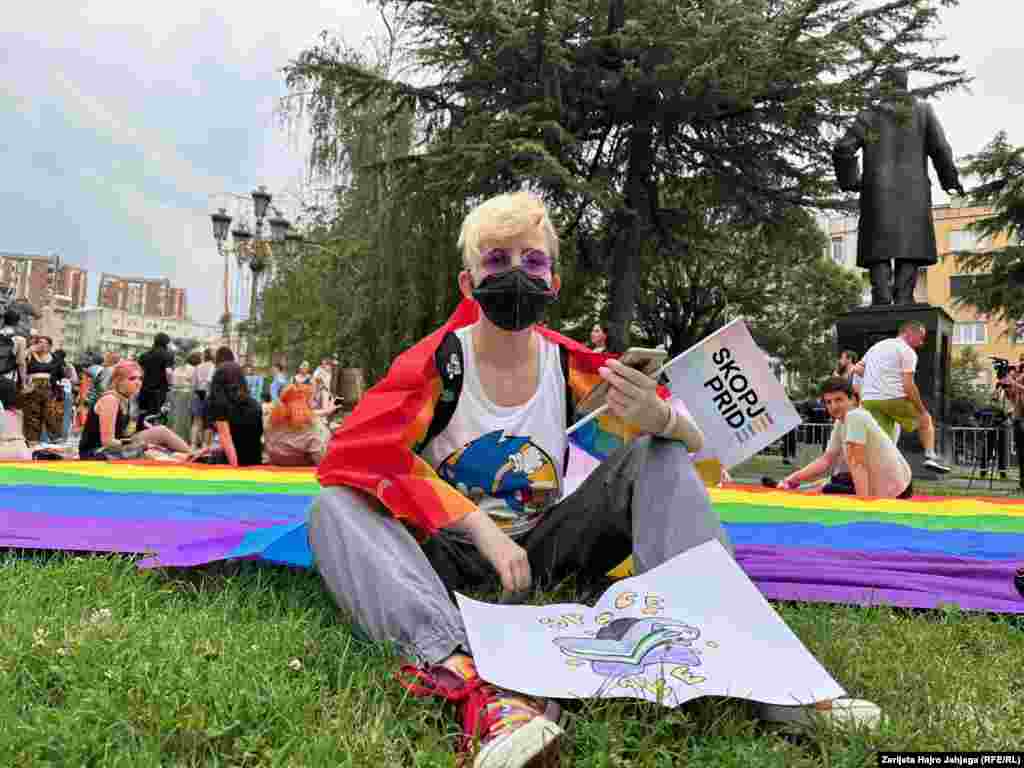 Većina je nosila zastavice sa natpisom "Skopje Pride".