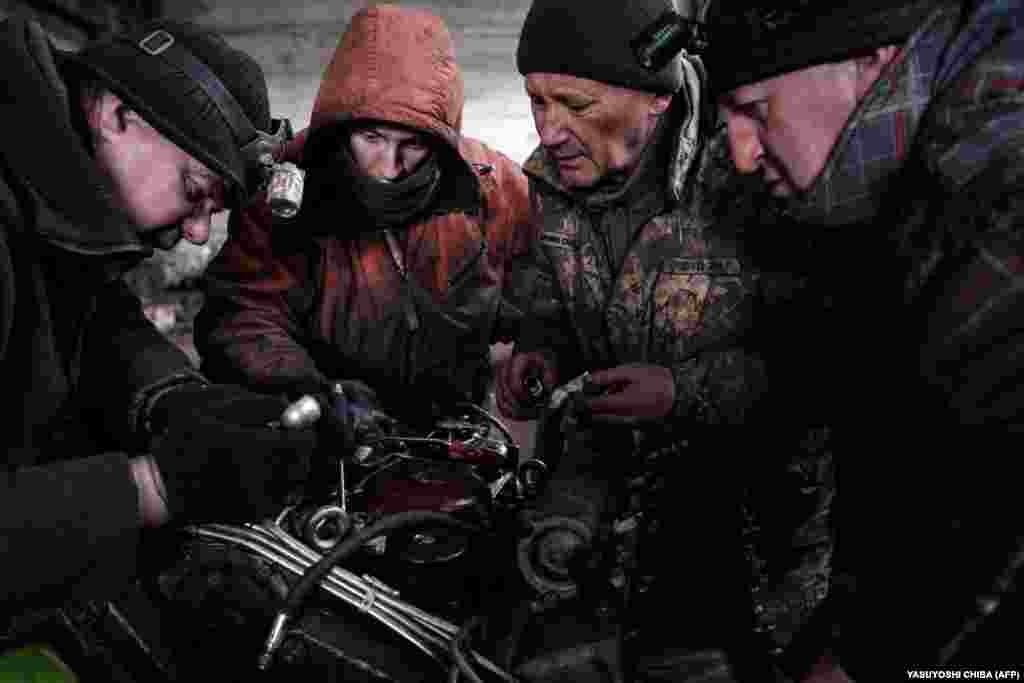 Один з механіків, Дмитро (його немає на цьому фото), раніше ремонтував велосипеди. Він каже, що між мотоциклами та танками є схожість. «Обидва способи роботи загалом однакові,... але, звичайно, є відмінності»  