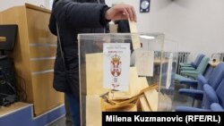 Glasanje na biračkom mestu u Valjevu, u centralnoj Srbiji 17. decembar 2023. - Ilustrativna fotografija