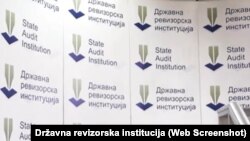 Pano sa natpisom Državna revizorska institucija