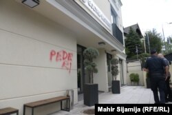 Uvredljiva poruka na fasadi Instituta, 14. juni 2024.