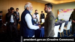 Indijski premijer Narendra Modi rukuje se s predsednikom Ukrajine Volodimirom Zelenskim na samitu Grupe sedam u Japanu, 20. maj 2023.