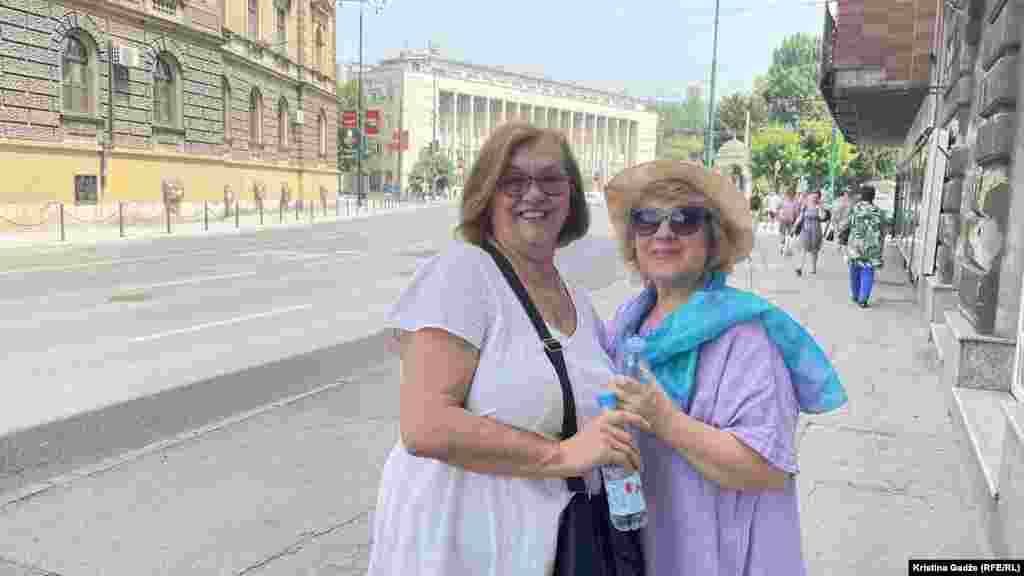 "Uglavnom sve što treba da obavim, obavim ujutro sa šeširom, sa vodom. Onda u kući upalim klimu i čuvam se do navečer deset, pola jedanaest, onda izađem, kazala je sedamdesetogodišnja Jasminka (lijevo) iz Sarajeva.  Njena prijateljica Ramiza kaže da je obukla šal u slučaju potrebe, "ali imam jedan detalj koji stalno nosim sa sobom, to je jedan rupčić koji je pokvašen i on se vadi u datom momentu i on daje vlagu".