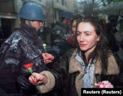 Studenti nude cveće policajcima tokom protesta u decembru 1996.