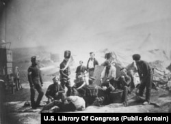 Britanski vojnici sjede oko lonaca za kuhanje.