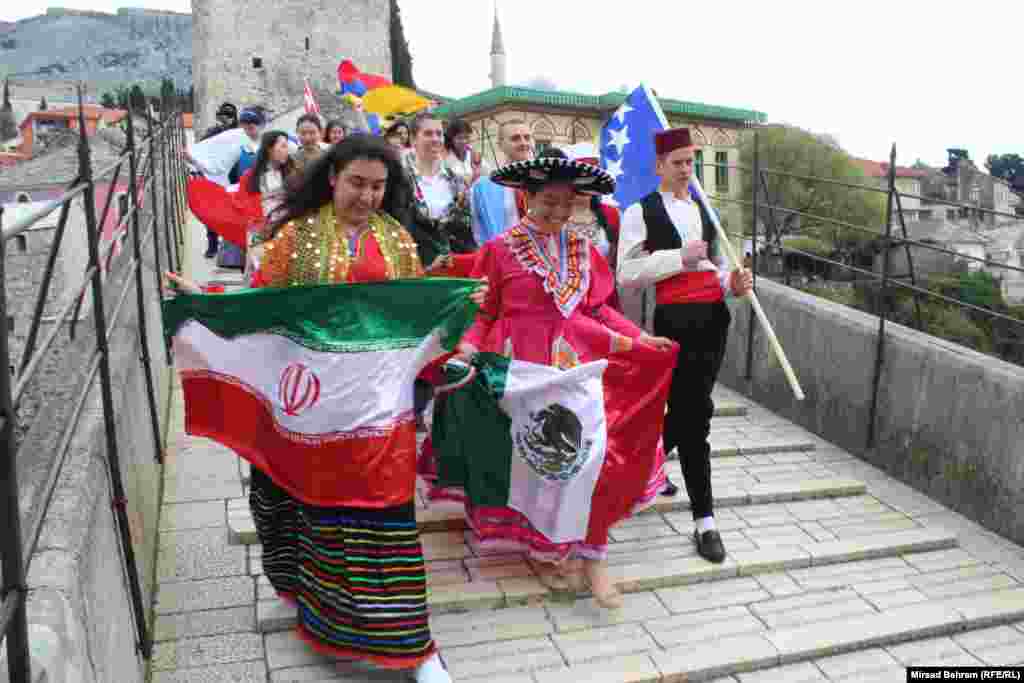 Nakon pojedinačnog, uslijedio je i zajednički defile učesnika performansa "Svijet u jednom gradu". 