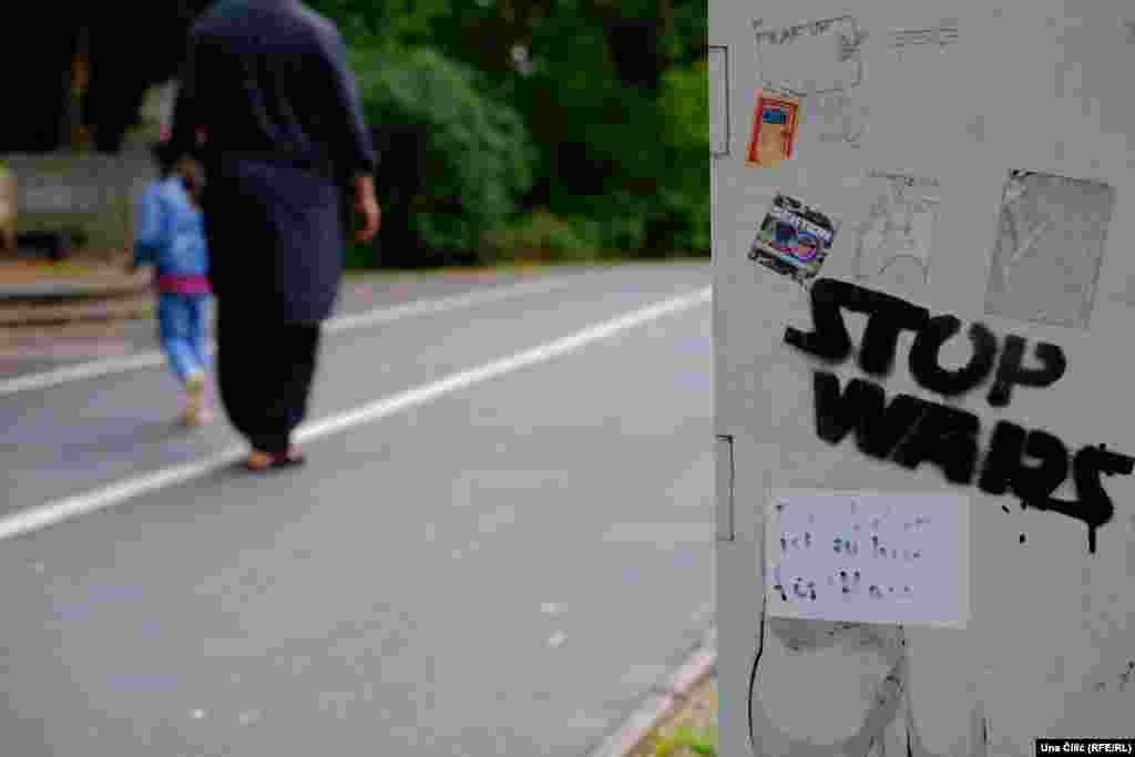  "Zaustavite ratove" grafit u parku u Nirnbergu u kojem Jan i Seema često šetaju sa djecom. 