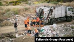 "თბილსერვისის" თანამშრომლები ასუფთავებენ დედაქალაქის ერთ-ერთ დანაგვიანებულ სივრცეს