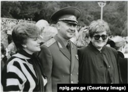 მარჯვნიდან: თინა ჭიჭინაძე, იგორ როდიონოვი, ნინა როდიონოვა