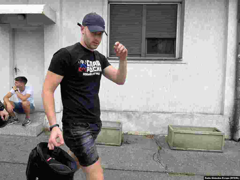 Jedan od učesnika ultradesničarskog skupa u majici na kojoj piše &quot;Slava Rusiji&quot;.