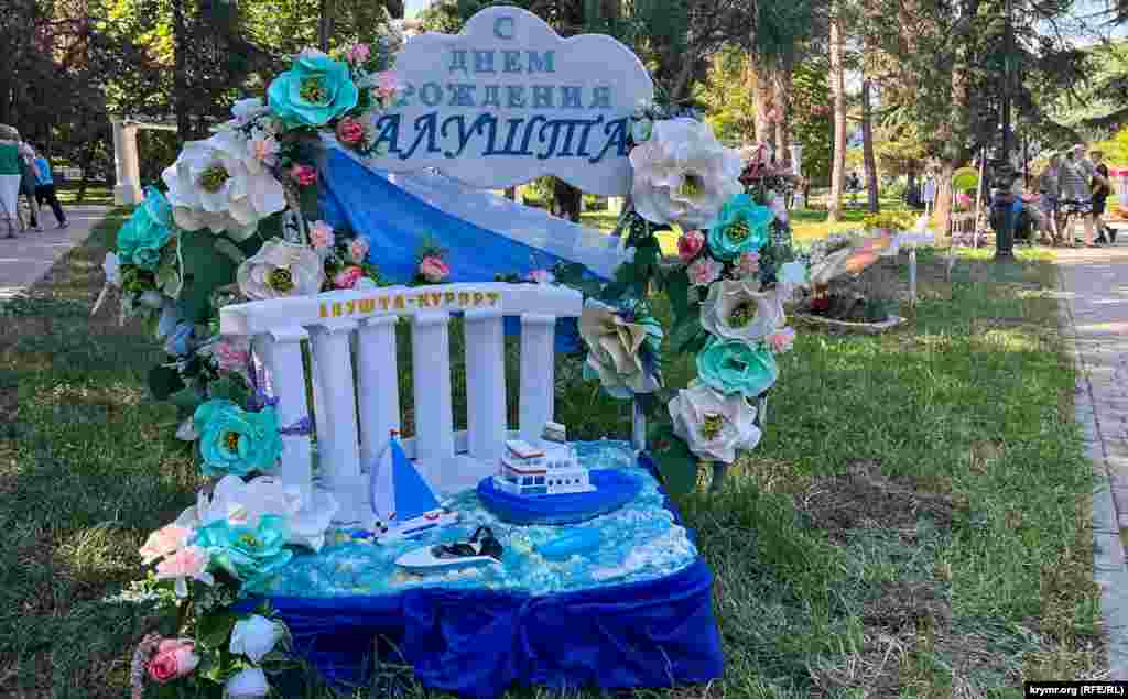 Ее «детская» копия выставлена в Приморском парке