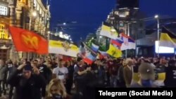 Zastava RUSOV-a (levo) na protestu porške ruskoj invaziji u Beogradu