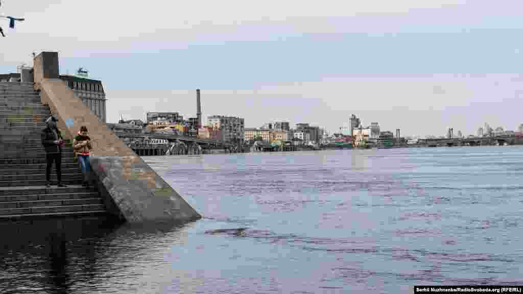 Набережна Поштової площі. Сходи, які ведуть до берега Дніпра, тепер на рівні води