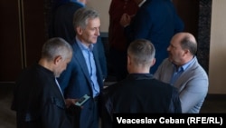 Fostul premier, Iurie Leancă, și fostul ministru al Economiei, Valeriu Lazăr, împreună cu avocații lor la Judecătoria Buicani.