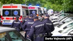 Trinaestogodišnji učenik Osnove škole "Vladislav Ribnikar" u Beogradu 3. maja je otvorio vatru na učenike i zaposlene. Ubijeno je osmoro đaka i radnik obezbeđenja. Ranjeno je šestoro učenika i nastavnica (Na slici policija na mestu pucnjave 3. maja)