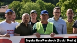 Petar Petković (drugi s desna), direktor kosovske kancelarije u Vladi Srbije, i Milan Radoičić (drugi s leva), potpredsednik vodeće partije kosovskih Srba, sa grupom građana iz Leposavića i Severne Mitrovice koji su se uputili pešice na miting u Beogradu, zakazan za petak. 