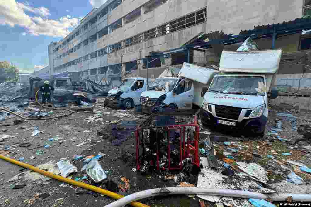 В ночь на 30 июня при попадании ракеты в почтовый терминал в селе Коротич близ Харькова погибли шесть человек, не менее 17 получили ранения. Все погибшие, как сообщалось, были сотрудниками предприятия.