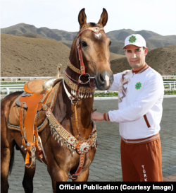 Dotjerana fotografija Serdara Berdimuhamedova