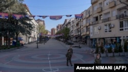 Pripadnici mirovne misije NATO na Kosovu (KFOR) patroliraju severom Mitrovice, pretežno naseljenom srpskom manjinom, u vreme lokalnih izbora na severu Kosova, 23. aprila 2023.