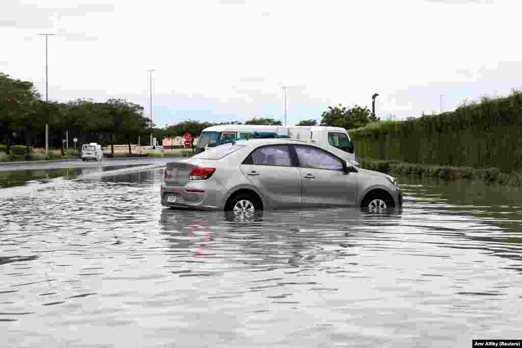 Mnogi radnici su takođe ostali kod kuće. Oni koji su se odvažili da krenu na posao često su morali da zaustave svoja vozila u dubokoj vodi.