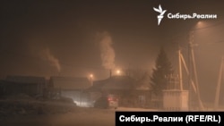 Smog prekriva grad Abakan u decembru 2023.
