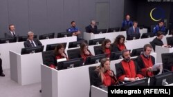 Ish-krerët e UÇK-së duke marrë pjesë në gjyqin ndaj tyre në Dhomat e Specializuara në Hagë. 