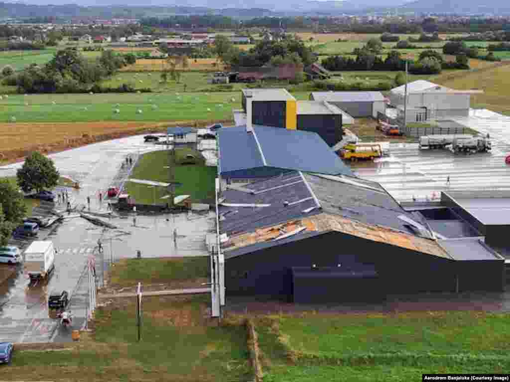 Milan Novitović, direktor Republičke uprave civilne zaštite Republike Srpske (RS), za Radio Slobodna Evropa (RSE) kaže da su olujnim nevremenom najviše pogođeni Bijeljina i Šamac, kao i okolina Banjaluke, Laktaši, Gradiška, te Kostajnica i Dubica. Na slici je zatvoreni aerodrom u Banjaluci. 