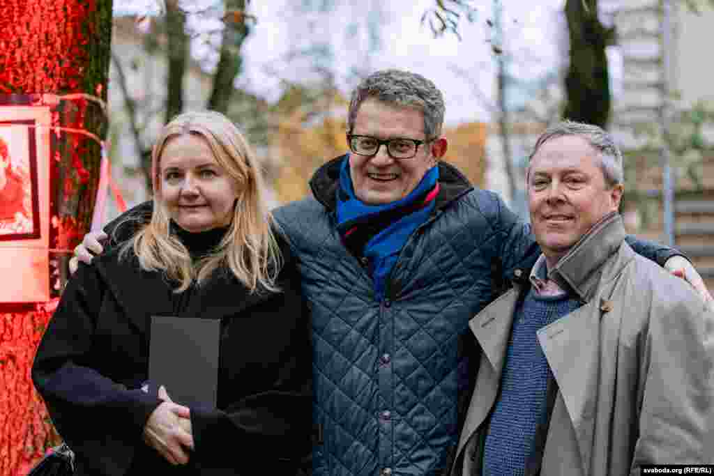 Амбасадарка па асаблівых даручэньнях Аста Андрыяўскене, амбасадар Швэцыі ў Літве Ларс Валунд, прэс-аташэ амбасады ЗША Тымаці О'Конар (зьлева направа).