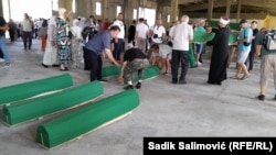 Posmrtni ostaci 14 žrtava genocida u Srebrenici u Memorijalnom centru Srebrenica - Potočari, 9. jula 2024. 