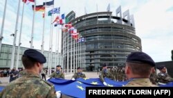 Vojnici Eurokorpusa nose zastavu Evropske unije tokom ceremonije podizanja zastave uoči inauguracione sjednice novog Evropskog parlamenta ispred zgrade Louise Weiss, sjedišta Evropskog parlamenta u Strazburu, Francuska, 15. jula 2024. godine.