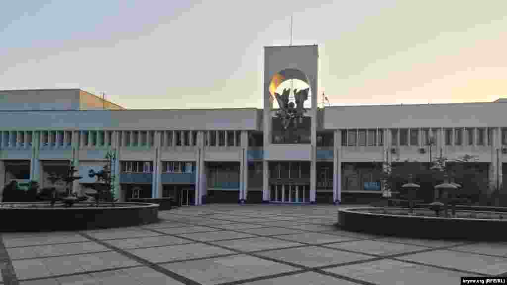 Запущенные в мае 2021 года фонтаны на площади у ДКП в настоящее время перестали работать