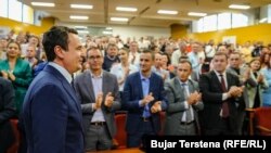 Kosovskom premijeru Aljbinu Kurtiju plješću pri dolasku na miting Partije za demokratsko delovanje, 29. maja u Prištini.